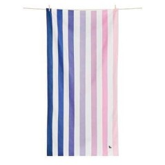 Toalla de playa XL Dock & Bay con rayas verticales en degradado de azul, lila y rosa Summer Dusk to Dawn
