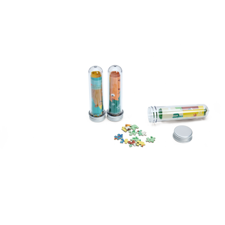 Mini puzzles de viaje de Hape en tubos transparentes con piezas sueltas y tapones de rosca metálicos sobre fondo blanco.