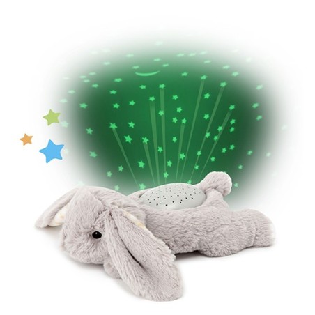 Peluche proyector de estrellas Bennie el Conejo de Dream Buddies proyectando luces verdes en forma de estrella en el dormitorio.
