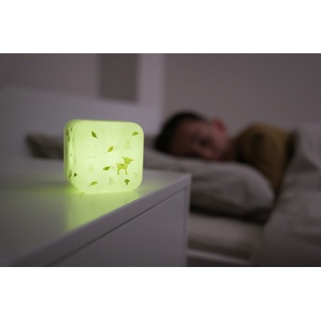 Luz nocturna Cube B Bosque de Cloud B mostrando el enchufe de pared blanco y el cubo portátil iluminado con motivos naturales
