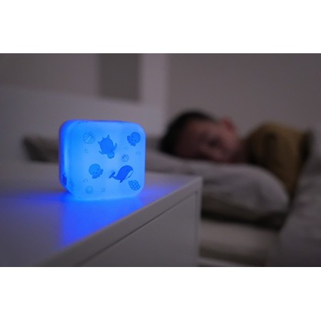Luz nocturna modular Cube B Océano de Cloud B mostrando el enchufe de pared y el cubo portátil iluminado con dibujos de ballenas