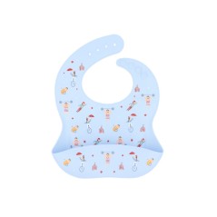 Babero de silicona Tutete de color azul clarito con un estampado del mundo del circo, carpas, forzudos y equilibristas