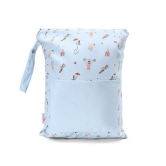 Bolsa impermeable infantil de Tutete, modelo Circus Show, en color azul cielo con estampado vintage de forzudos, acróbatas