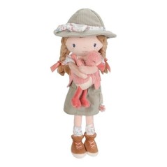 Muñeca de tela blanda Rosa Exploradora vestida de safari sosteniendo un flamenco rosa de peluche de la marca Little Dutch.