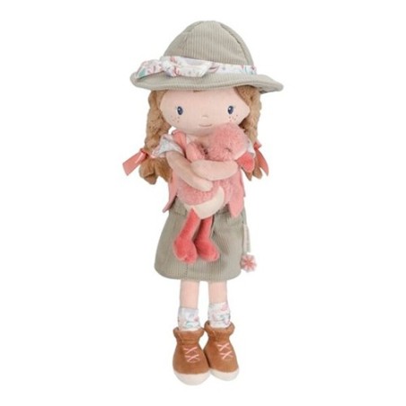 Muñeca de tela blanda Rosa Exploradora vestida de safari sosteniendo un flamenco rosa de peluche de la marca Little Dutch.