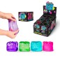 Cubo elástico y blando de color violeta transparente siendo estirado con las manos y cubos de colores neón